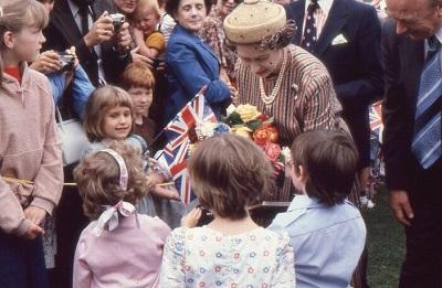 The Queen and children at the Milton Keynes Campus
